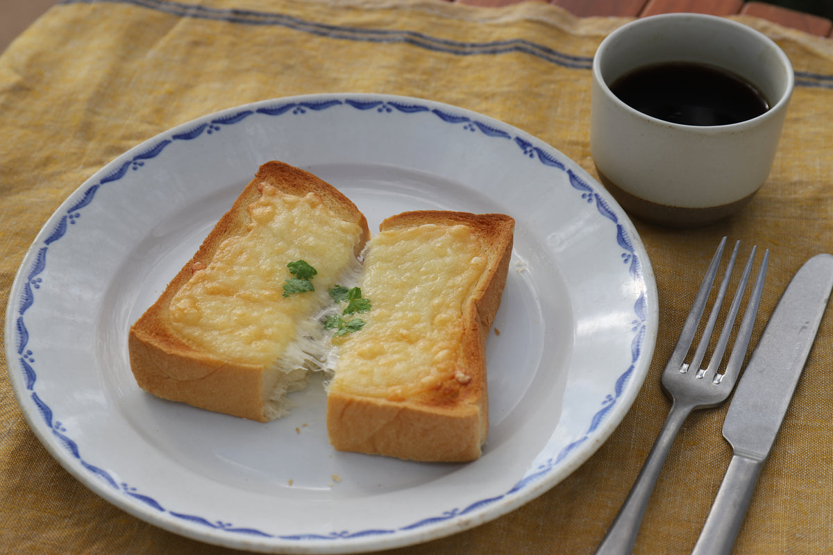 焼きたてのチーズトーストとコーヒー